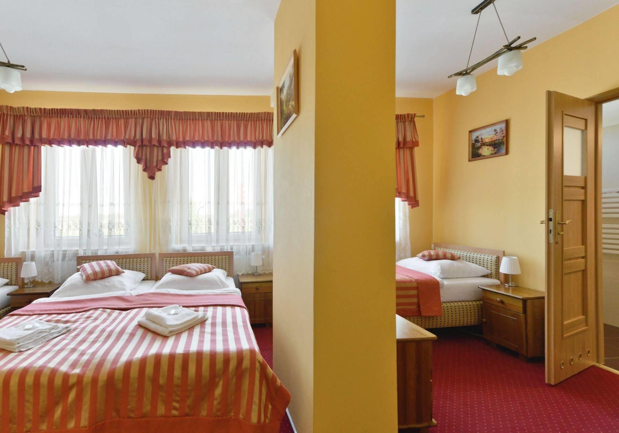 Hotel Dukat Бяла-Подляска Экстерьер фото